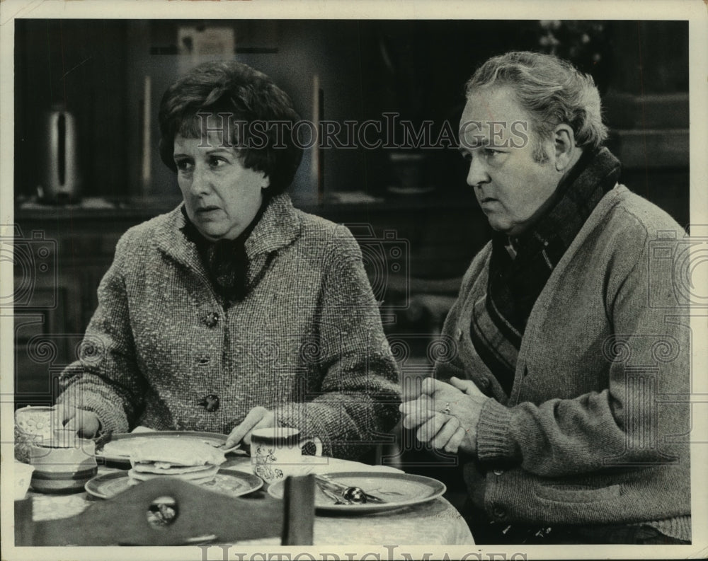 1971 Press Photo Actress Jean Stapleton With Co-Star - mjp37356