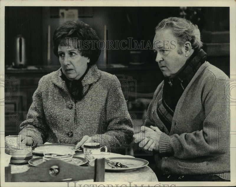 Load image into Gallery viewer, 1971 Press Photo Actress Jean Stapleton With Co-Star - mjp37356
