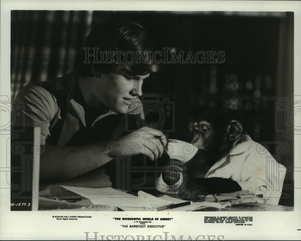 1971 Press Photo Kurt Russell and his pet chimp star in &quot;The Barefoot Executive&quot;- Historic Images