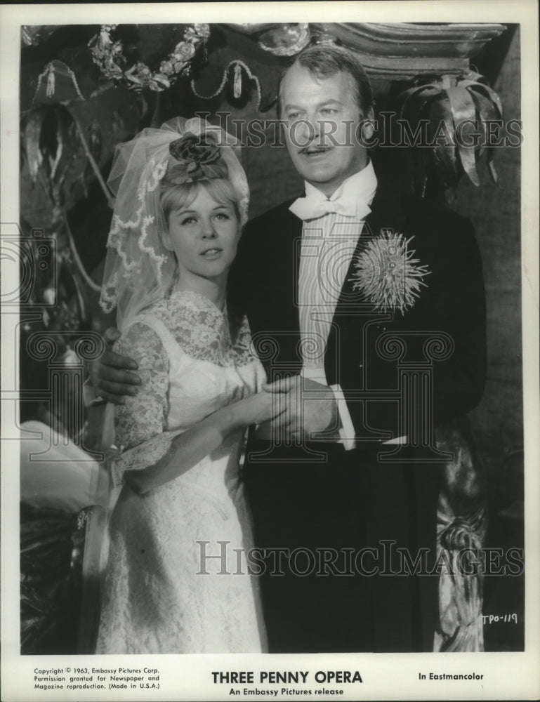 1963 Press Photo Actor Curt Jurgens With Co-Star In &#39;Three Penny Opera&#39;- Historic Images