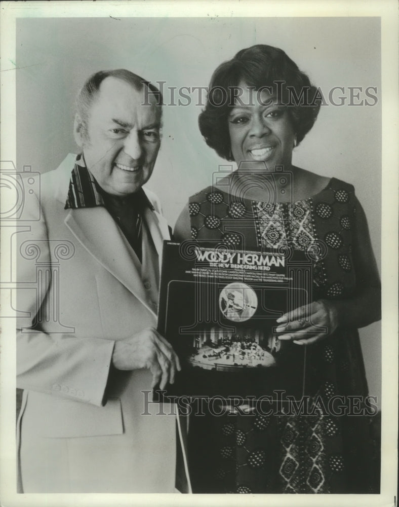1977 Press Photo Musician Woody Herman and songstress Sarah Vaughn - mjp37960- Historic Images