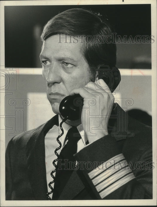 1974 Press Photo David Hartman In NBC's 'San Francisco International Airport'- Historic Images