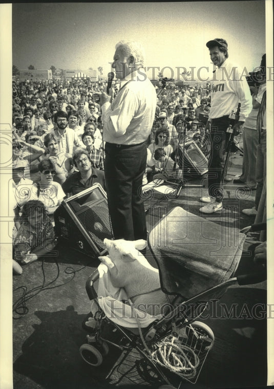 1987 Press Photo Actor Eddie Albert & other onstage at the McKinley Landfill- Historic Images