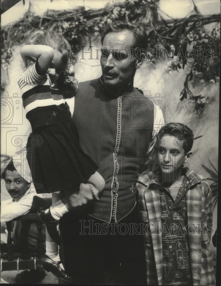 1966 Press Photo Actor Charlton Heston &amp; family on movie set in Cairo, Egypt- Historic Images