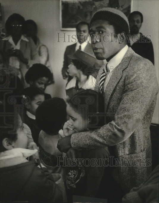 1981 Press Photo Ben Vereen, others, hugging friend at Arts Council, Milwaukee.- Historic Images