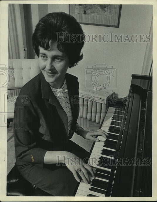 1966 Press Photo Halina Sloniowska, Polish Soprano, playing the piano, Milwaukee- Historic Images