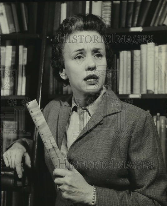 1956 Press Photo Jessica Tandy Faces Battle Of Wits In 'The Schoolmistress'- Historic Images