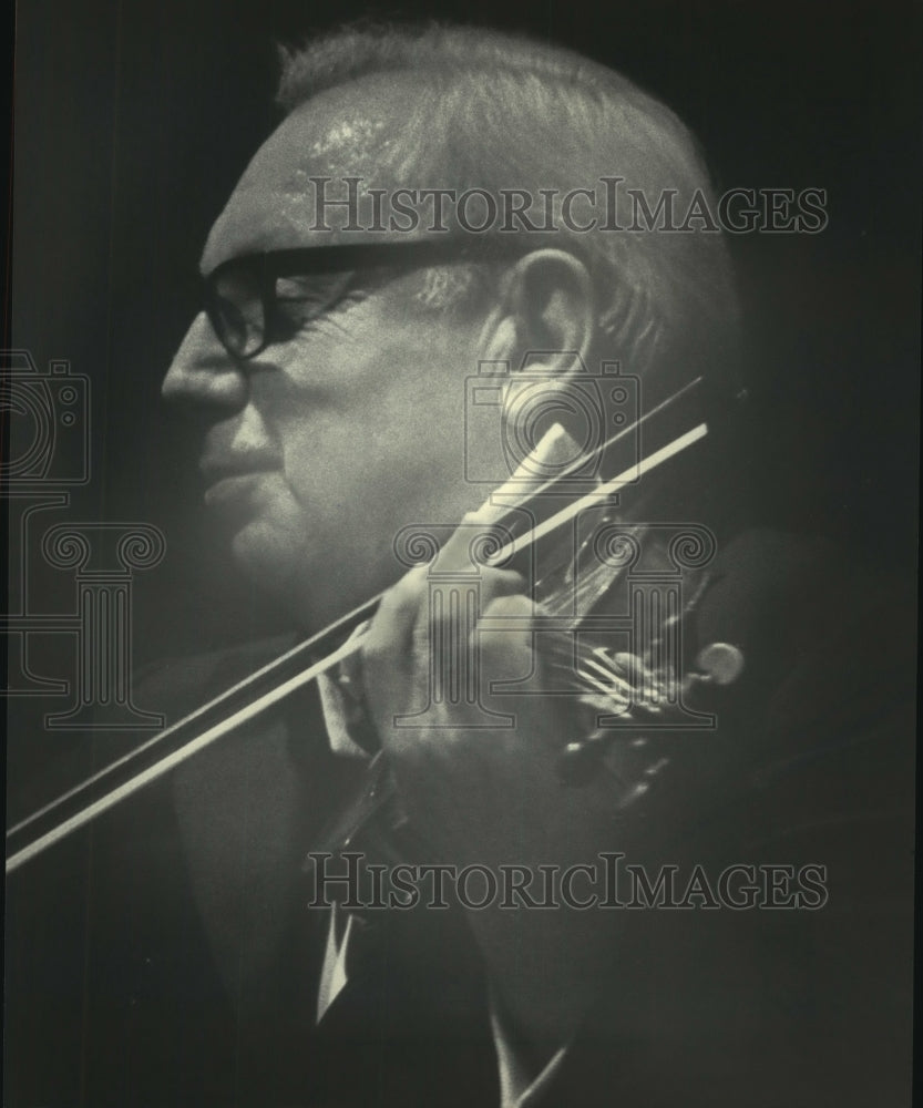 1985 Press Photo Violinist Issac Stern performed on the Uihlein Hall stage- Historic Images