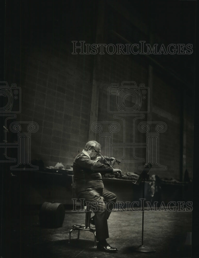 1976 Press Photo Violinist Isaac Stern warms up backstage in Uihlein Hall- Historic Images