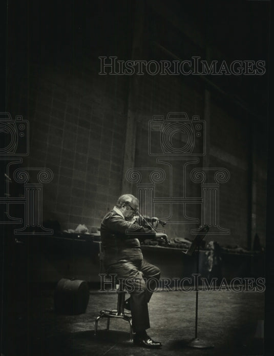 1976 Press Photo Violinist Isaac Stern warms up backstage in Uihlein Hall- Historic Images
