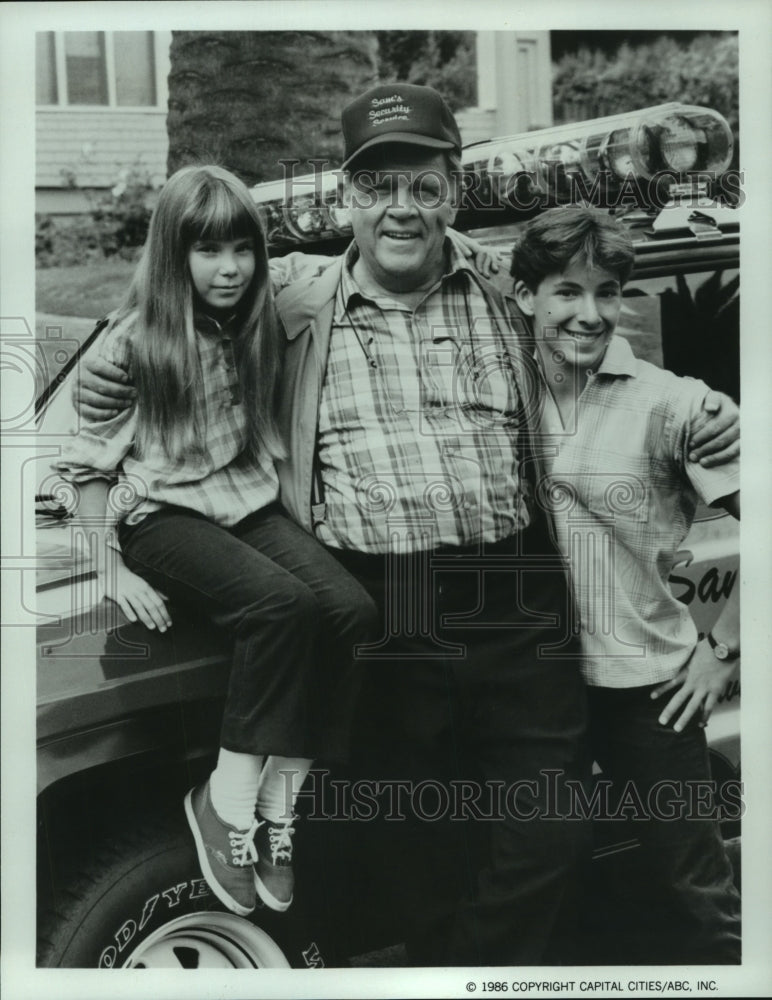 1986 Press Photo Pat Hingle, Virginia Keehnen &amp; Noah Hathaway in &quot;Crimebusters&quot;- Historic Images