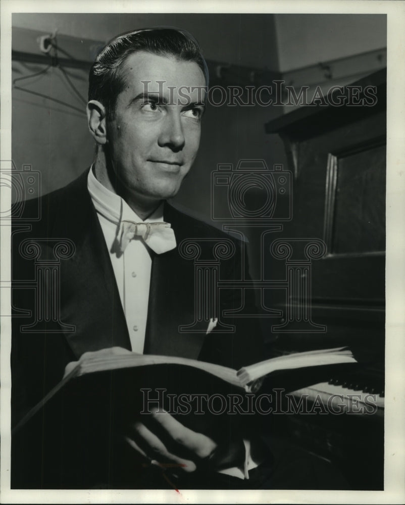 1954 Press Photo Jerome Hines, Metropolitan Bass Baritone - mjp39229- Historic Images