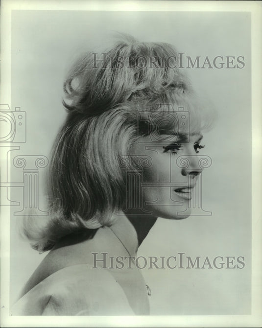 1955 Press Photo Connie Stevens on Perry Como's special on Kraft Music Hall- Historic Images