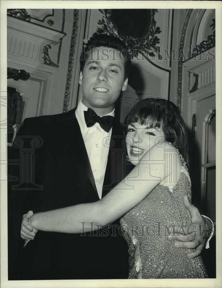 1965 Press Photo New York-Singer Jack Jones receives a big hug from Liza Minelli- Historic Images