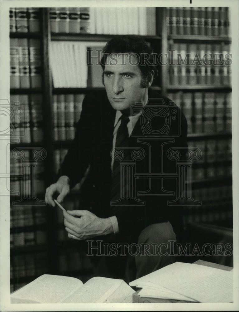 1975 Press Photo Judd Hirsch in star role of Murray Stone in "The Law"- Historic Images