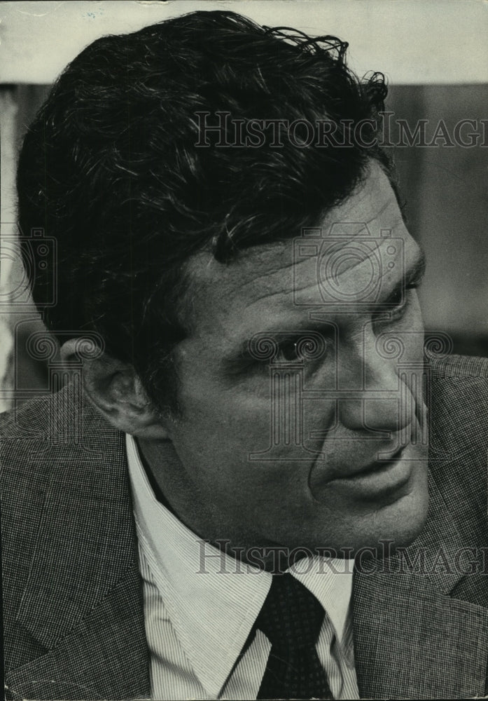 1968 Press Photo Actor Robert Stack in &quot;The Name of the Game&quot; on NBC - mjp39609- Historic Images