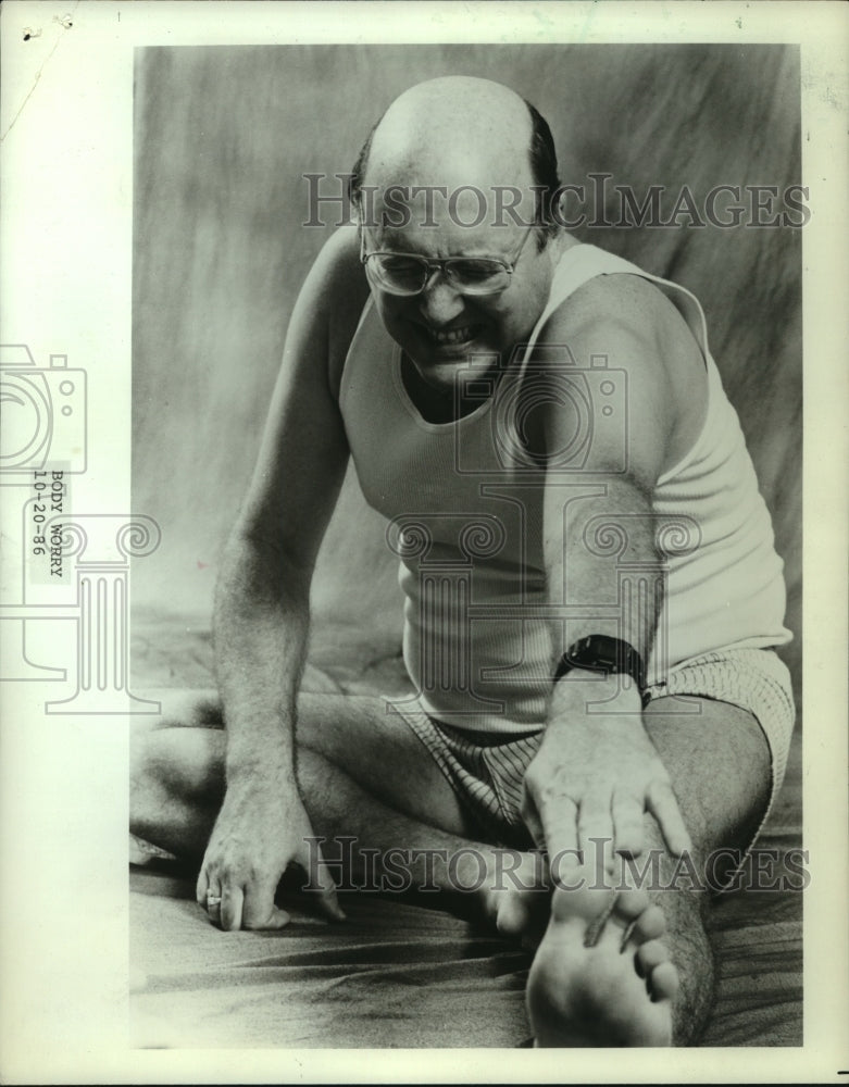 1986 Press Photo Remar Sutton stretches at his home - mjp39742- Historic Images