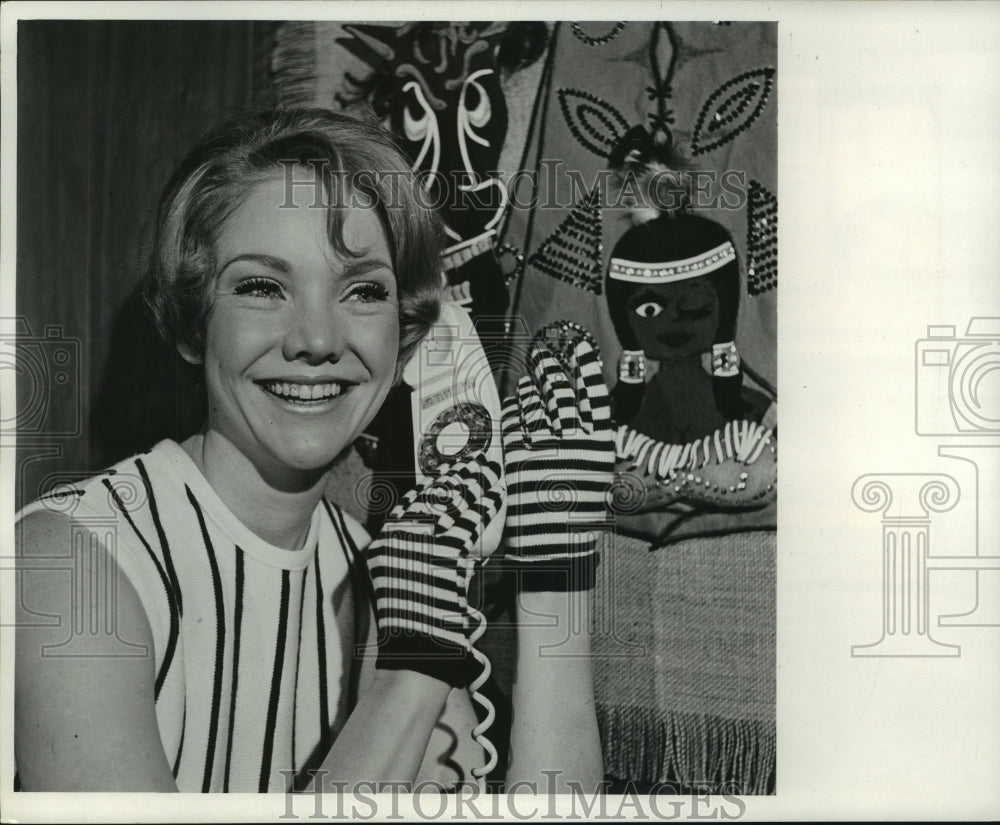 1969 Press Photo Actress Erika Slezak displaying gloves in Milwaukee - mjp39936- Historic Images