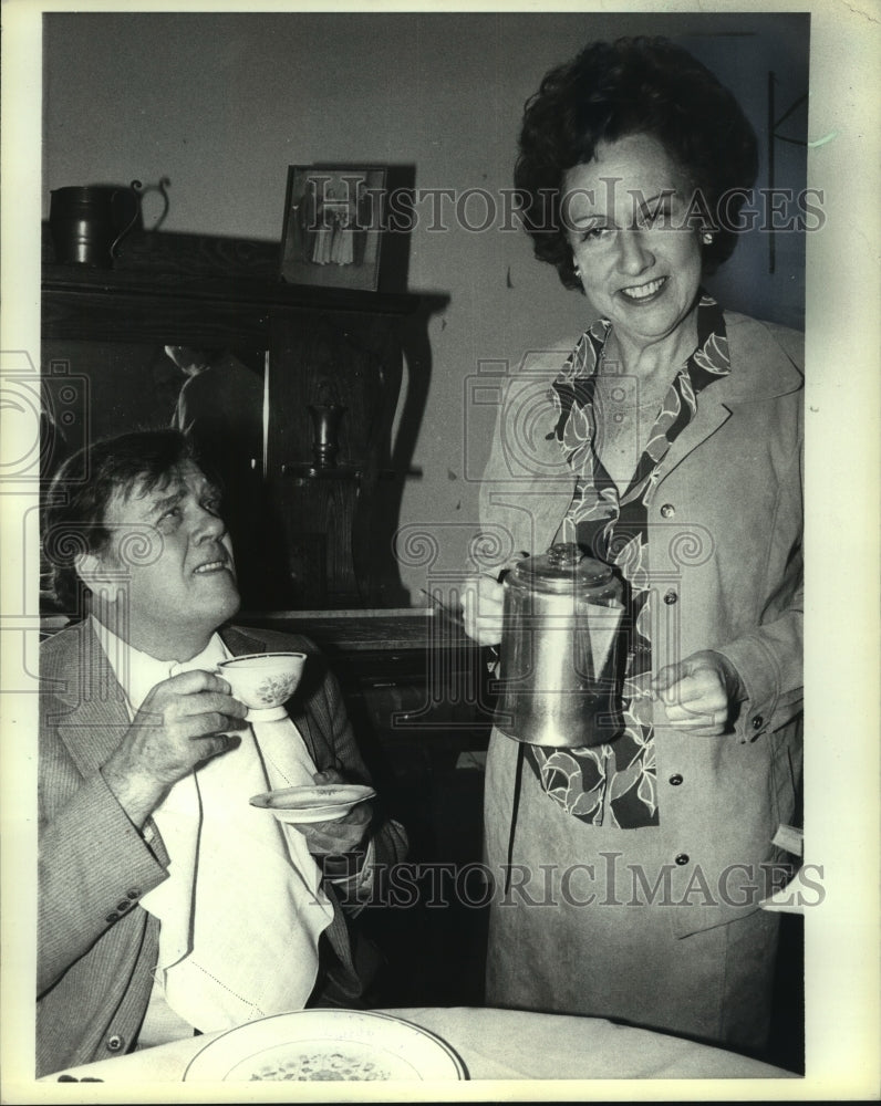 1982 Press Photo Actress Jean Stapleton pours &quot;coffee&quot; for actor Pat Hingle- Historic Images