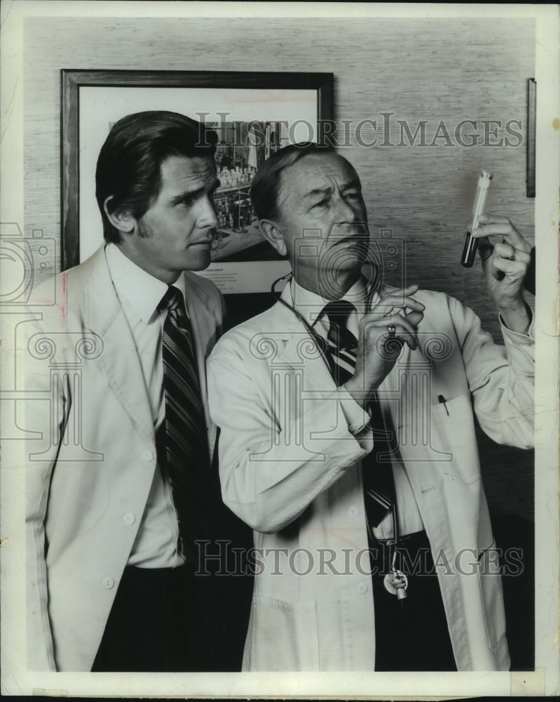 1971 Press Photo Robert Young &amp; James Brolin in &quot;Marcus Welby, M.D.&quot; - mjp40660- Historic Images