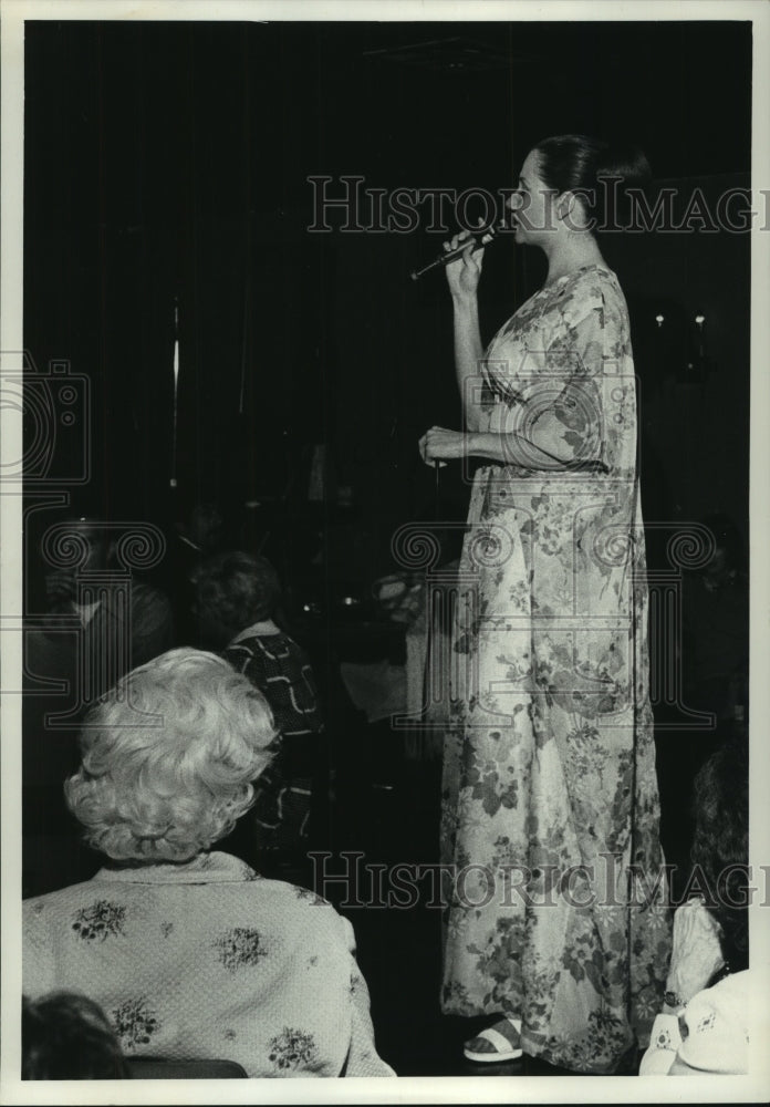 1975 Press Photo Singer Joanie Sullivan in Milwaukee - mjp40682- Historic Images