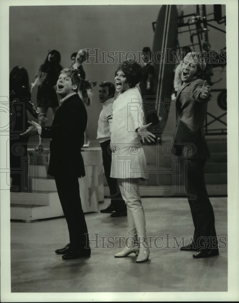 1968 Press Photo Leslie Uggams With Others In ABC's 'Hallelujah Leslie'- Historic Images