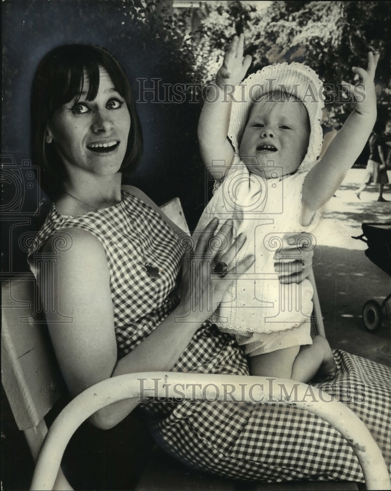 1965 Press Photo â€œDoctor Zhivagoâ€ star Rita Tushingham with Daughter Dodonna- Historic Images