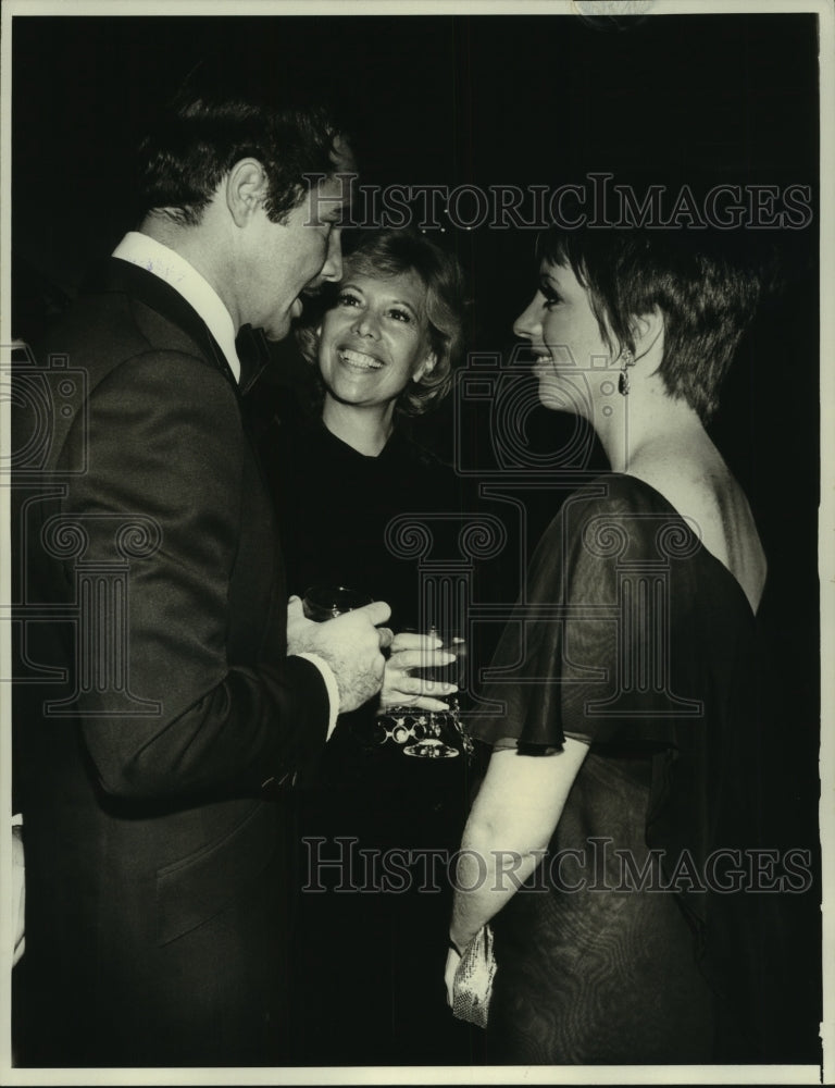 1975 Press Photo Actress Dinah Shore, and others at a dinner dance, California- Historic Images