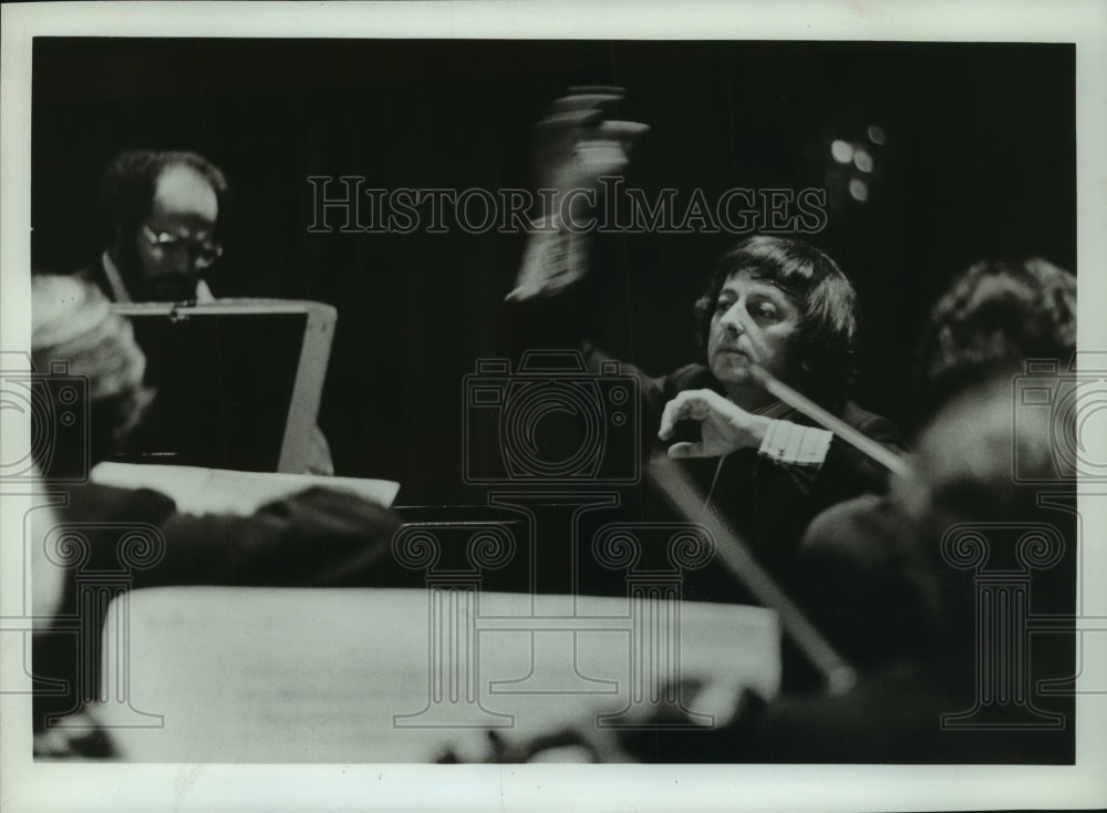 1977 Press Photo Conductor Andre Previn hosts &quot;Previn and the Pittsburgh&quot;- Historic Images