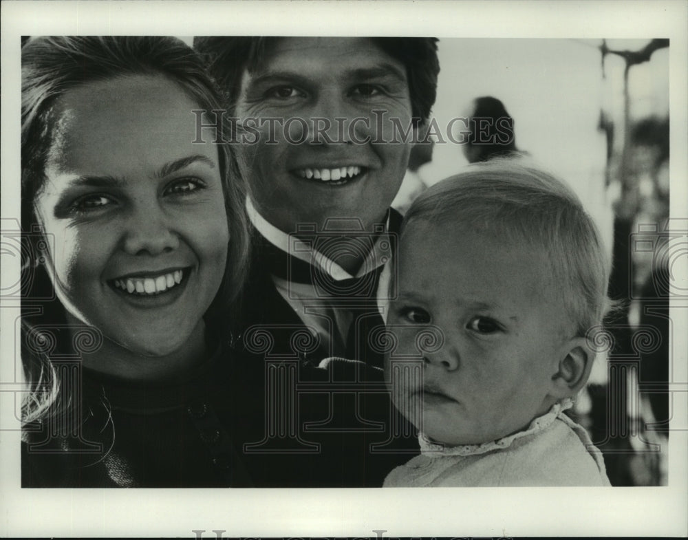1976 Press Photo Linda Purl And Roger Pern With Baby Alexi In 'Young Pioneers'- Historic Images