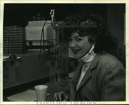 1992 Press Photo Actress Julia Sweeney appears on Reitman and Mueller show- Historic Images