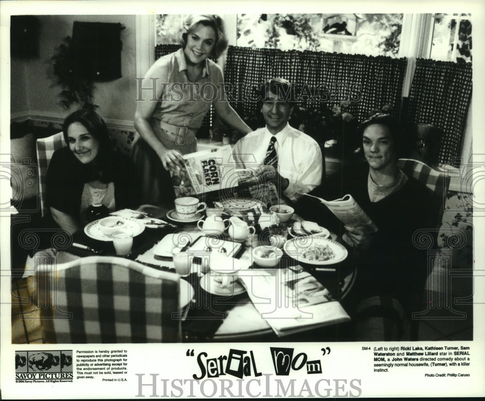 1994 Press Photo Actors from the movie &quot;Serial Mom&quot; sit down for breakfast- Historic Images