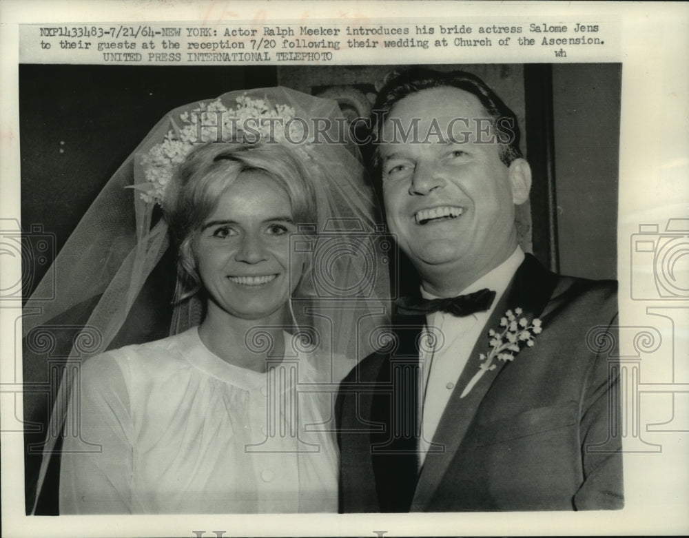 1964 Press Photo Ralph Meeker With Wife At Wedding At Church Of The Ascension- Historic Images