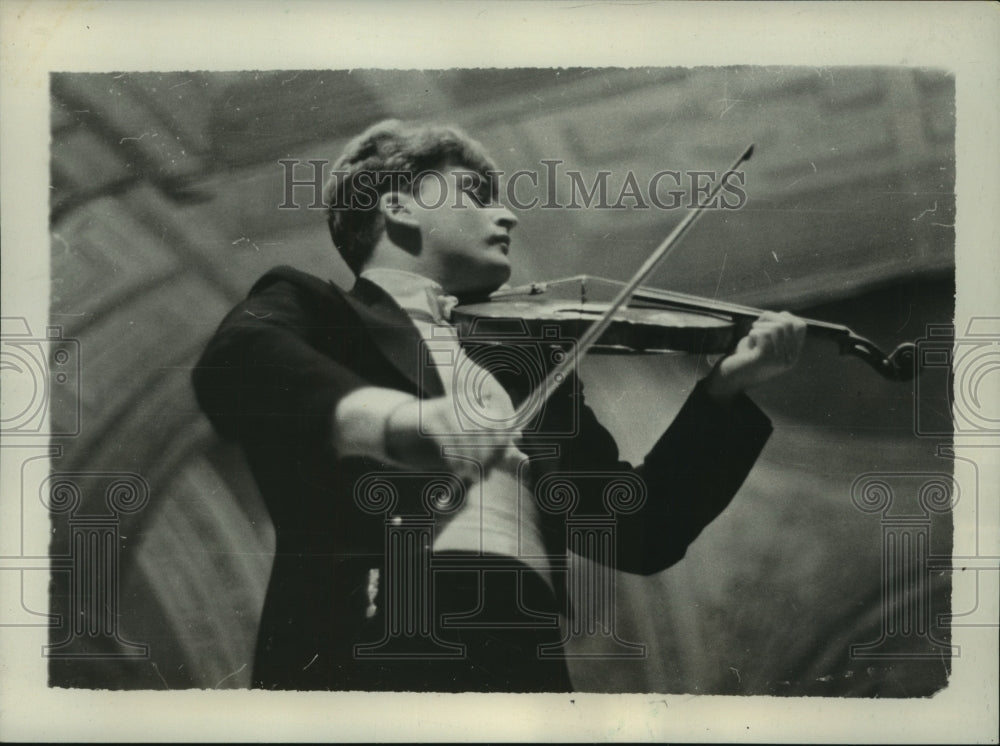 1938 Press Photo Yehudi Menuhin performs at the Metropolitan Opera House.- Historic Images