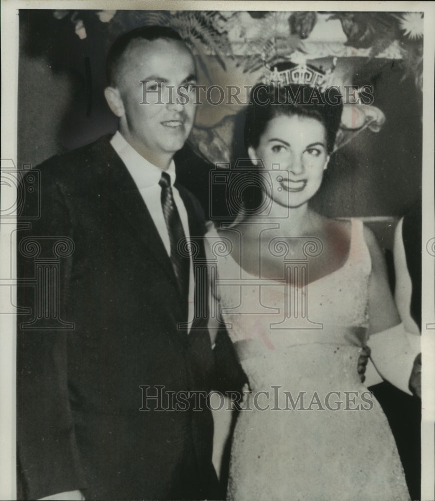 1963 Press Photo Jacquelyn Mayer And John Townsend Become Engaged In Ohio- Historic Images