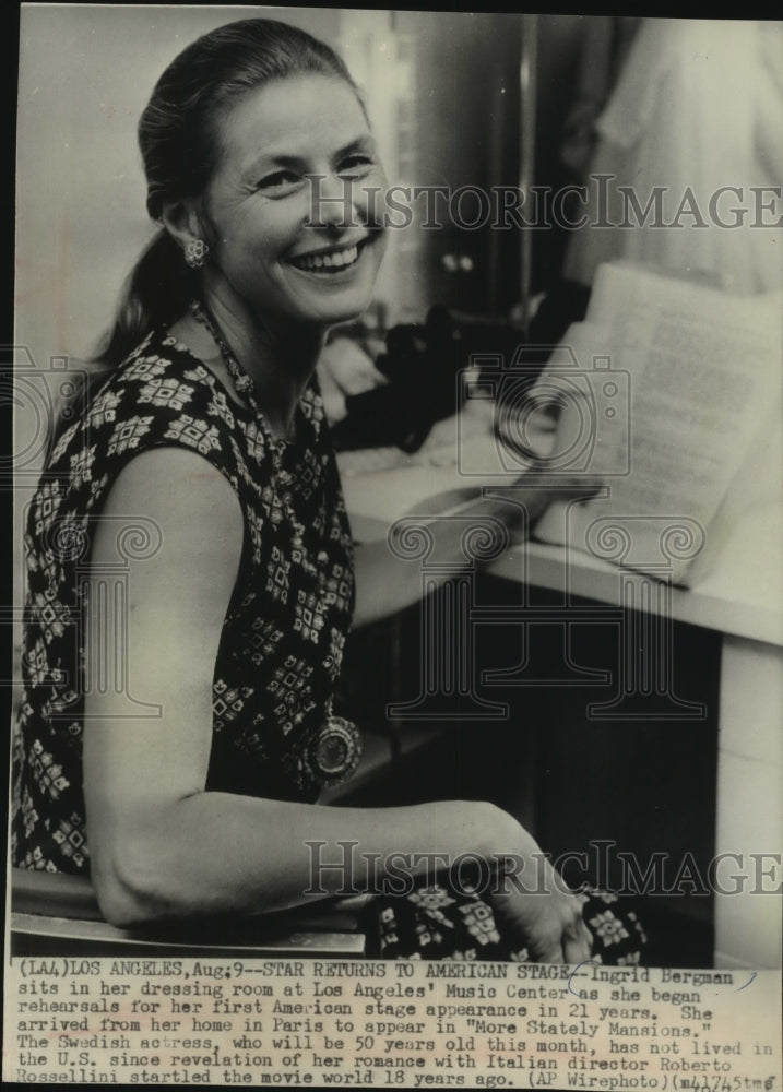 1967 Press Photo Ingrid Bergman In Her Dressing Room At Los Angeles Music Center- Historic Images