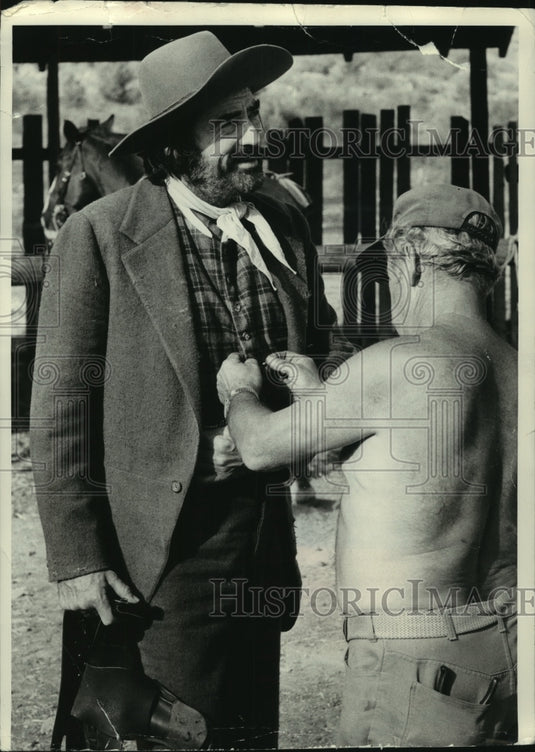 1972 Press Photo Gregory Peck and propman on set of "Billy Two Hats" in Israel- Historic Images