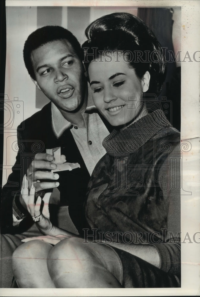 1963 Press Photo Chubby Checker and Miss World 1962, Catherine Lodders, engaged.- Historic Images