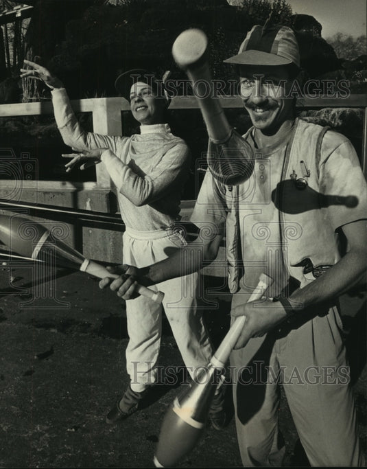1988 Press Photo Jugglers Truly Remarkable Loon and Betty Salamun - mjp42271- Historic Images
