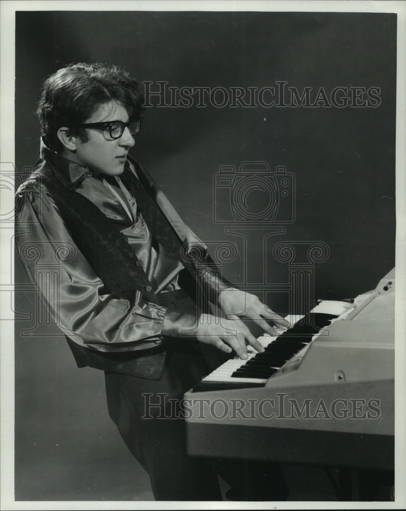 1967 Press Photo Ron Trzesniewski,16,organist with the &quot;Lyrics&quot; - mjp42333- Historic Images