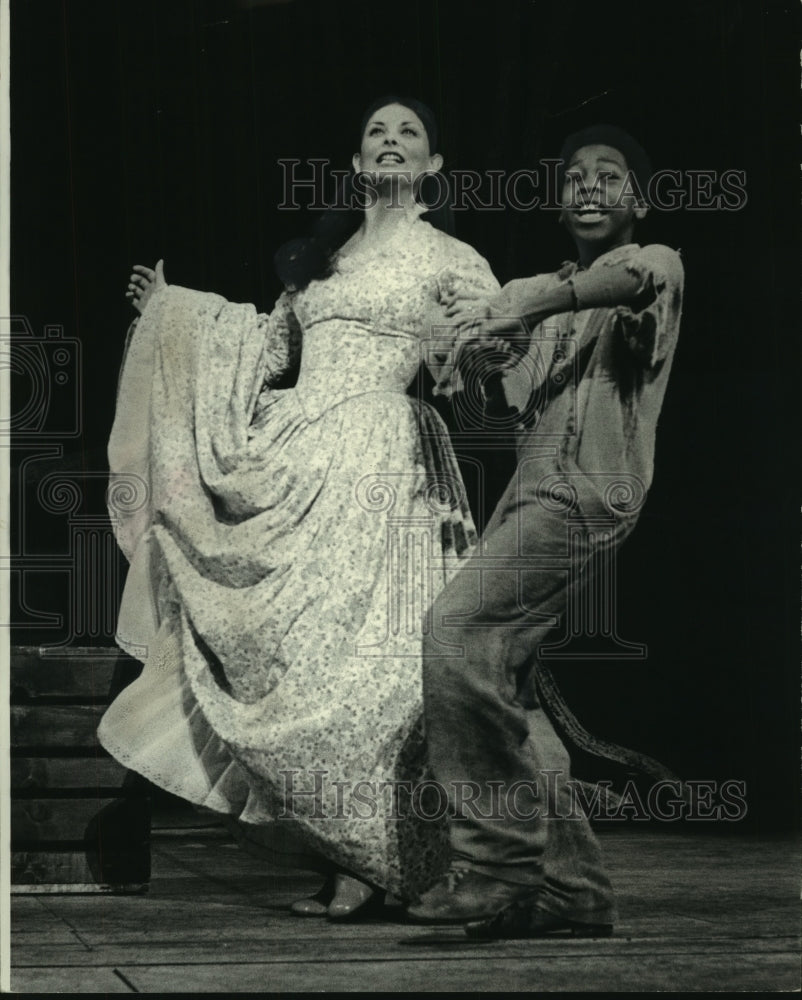 1975 Press Photo Donna Theodore,,Chip Ford actors &quot;Shenandoah,.&quot; United States.- Historic Images
