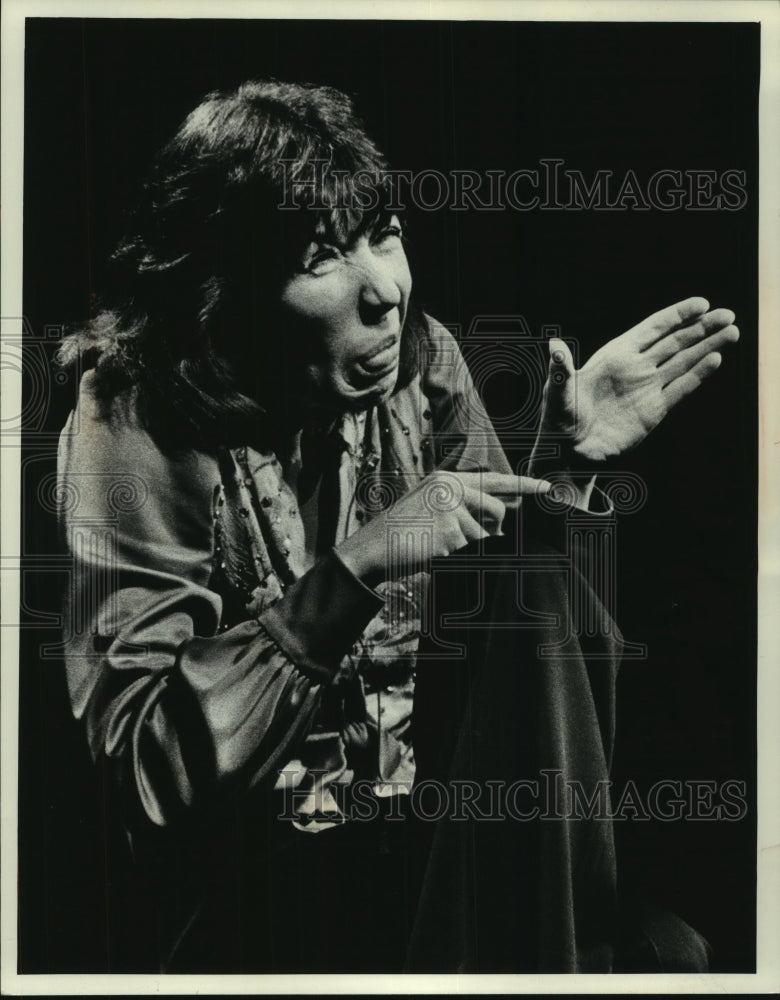 1975 Press Photo Lily Tomlin performs at Uihlein Hall, Performing Arts Center- Historic Images