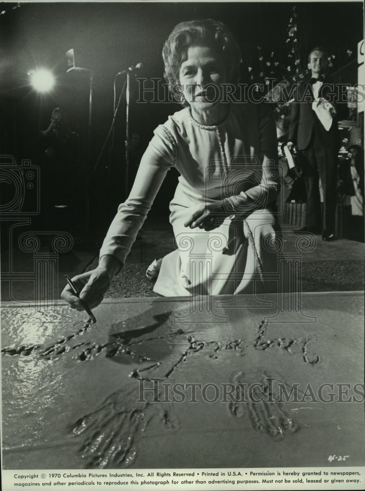 1970 Press Photo Actress Ingrid Bergmarn hand prints and signature in concrete- Historic Images