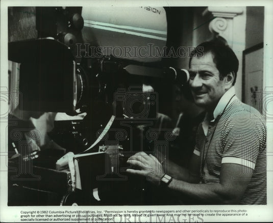 1982 Press Photo Cinematographer Owen Roizman, on set of "Tootsie" - mjp42979- Historic Images