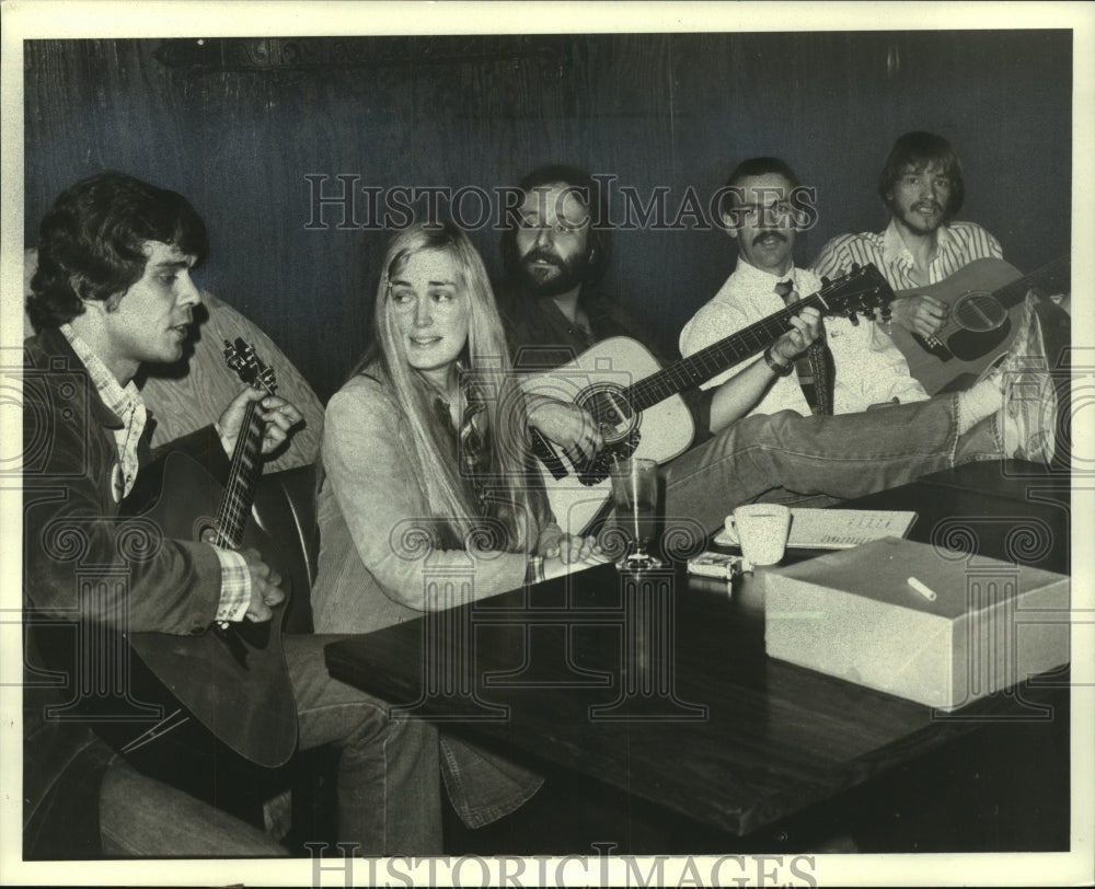 1981 Press Photo Patsy Tighe &amp; other local performers at the Blue River Cafe- Historic Images