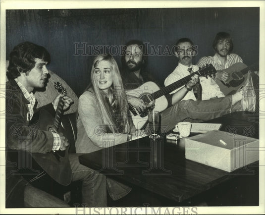 1981 Press Photo Patsy Tighe & other local performers at the Blue River Cafe- Historic Images