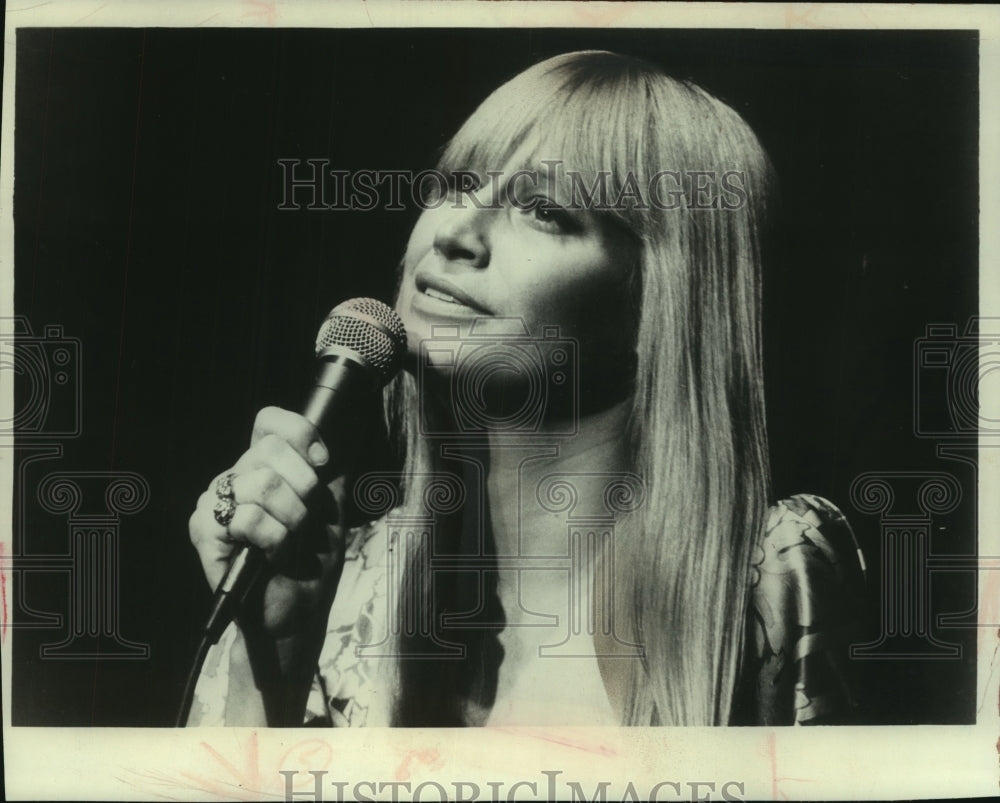 1975 Press Photo Mary Travers singer performing a song. - mjp43068- Historic Images
