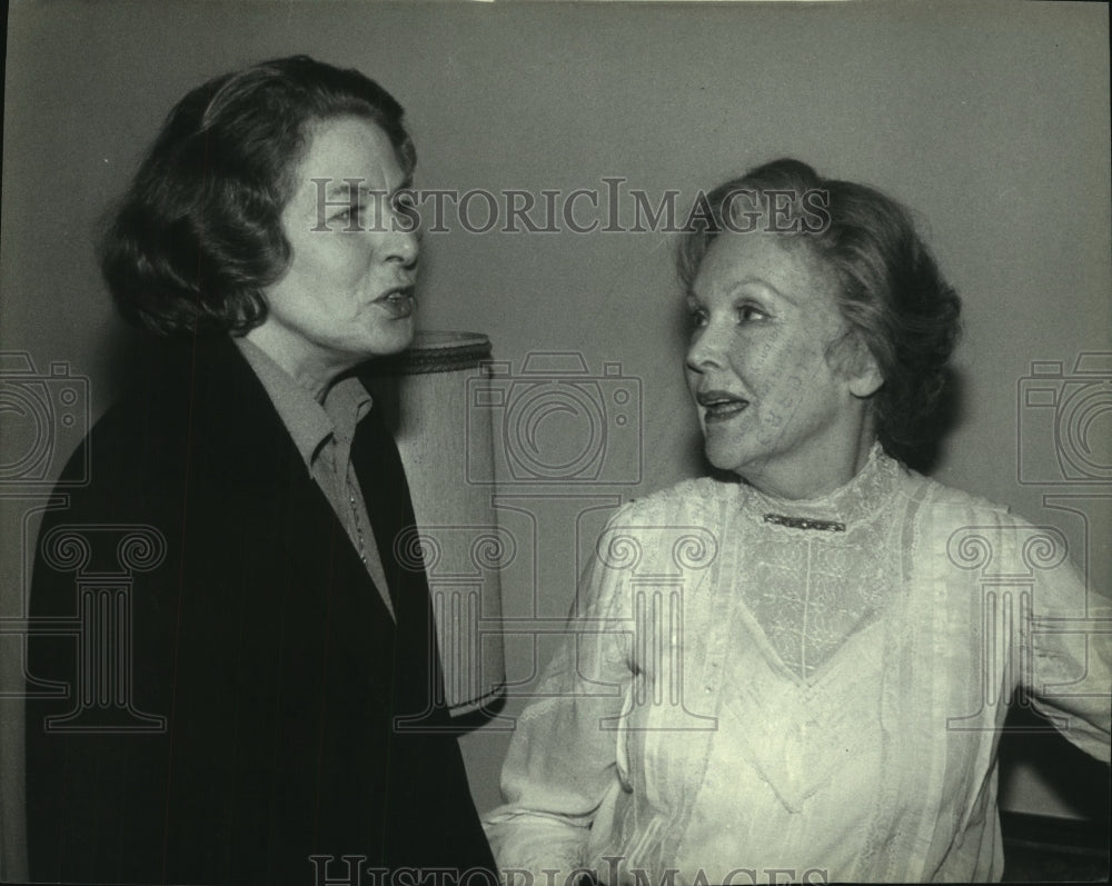 1980 Press Photo New York-Ingrid Bergman visits Maureen O&#39;Sullivan backstage- Historic Images