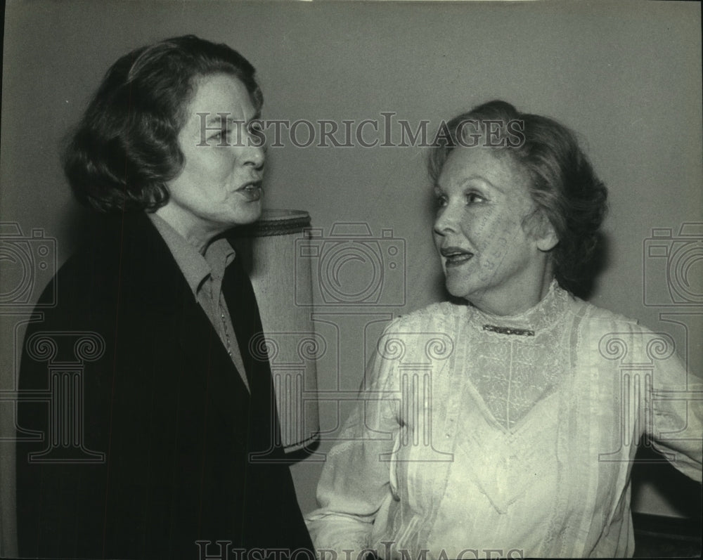 1980 Press Photo New York-Ingrid Bergman visits Maureen O'Sullivan backstage- Historic Images