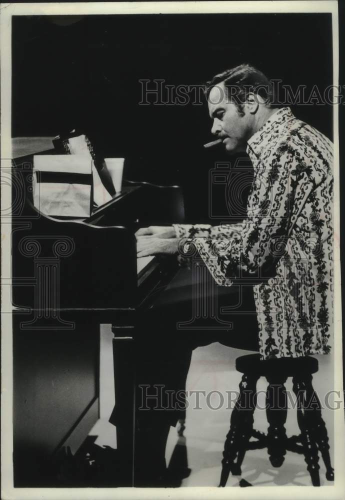 1972 Press Photo Actor Jack Lemmon playing the piano. - mjp43351- Historic Images